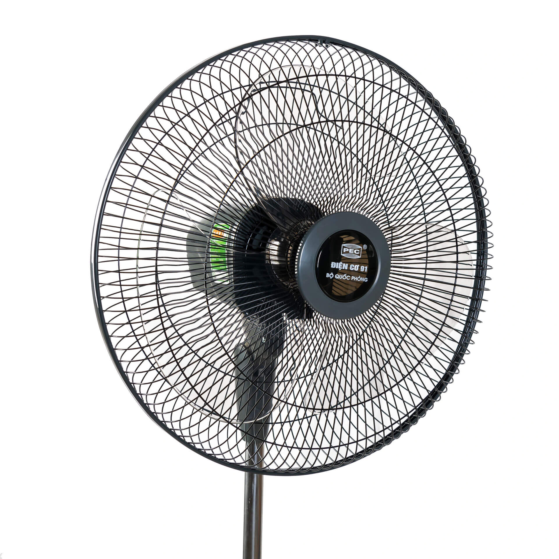 Lồng quạt được thiết kế với khe hở nan quạt nhỏ