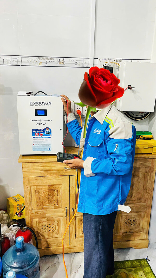 Chống giật trọn đời daikiosan 10kva de100-1f 12 Hình ảnh thợ chuyên nghiệp lắp máy chống giật tại nhà khách hàng