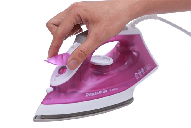 Bàn là hơi nước panasonic ni-m250tpra 11 Bình chứa nước 210ml đáp ứng nhu cầu là ủi liên tục